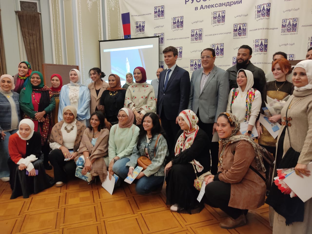 صورة جماعية في ختام معرض إسكندرونا تصوير/ دعاء عبدالحميد