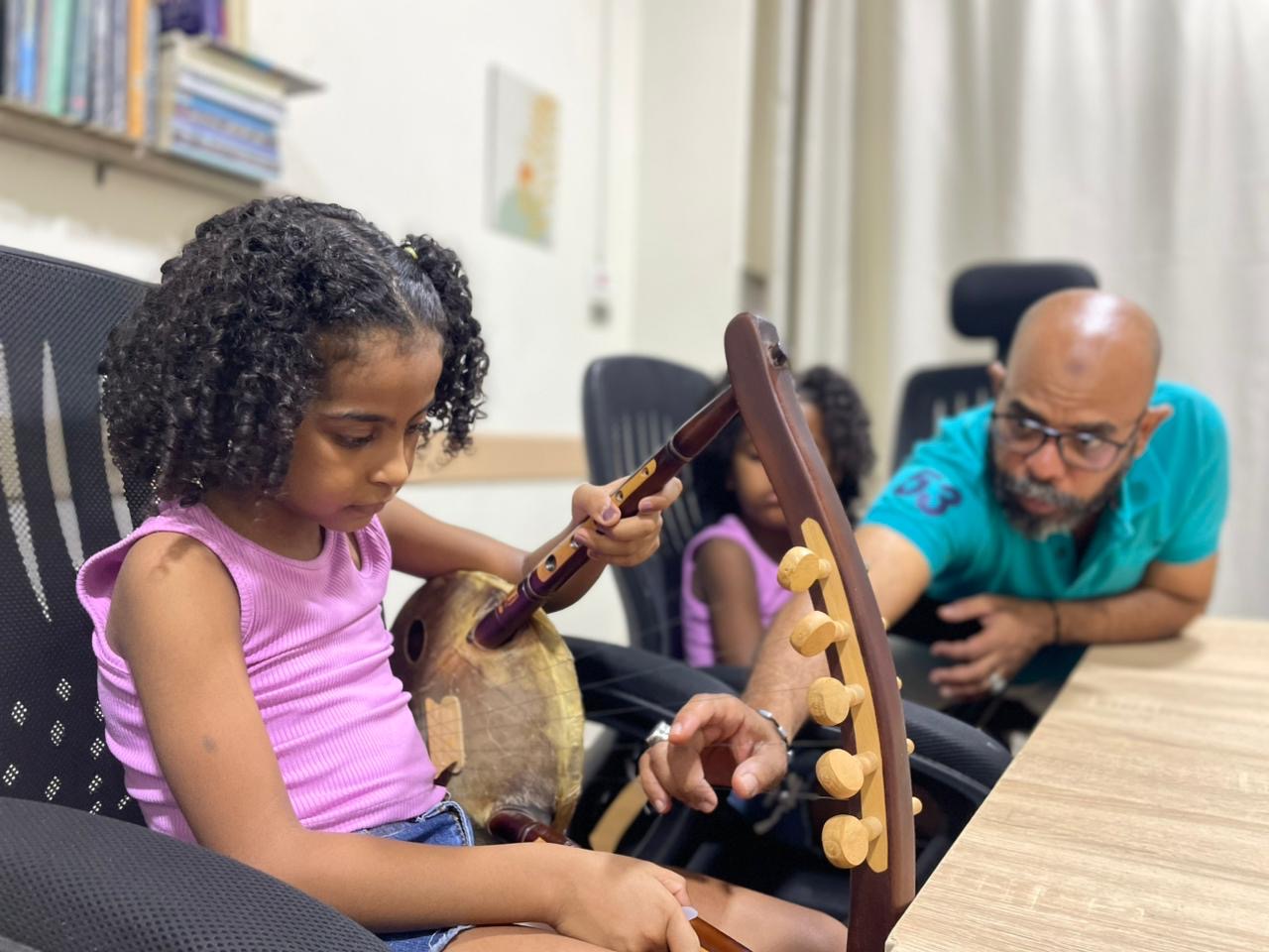 عمرو راوي خلال جلسة تعليم العزف علي السمسمية.. تصوير: محمد عوض