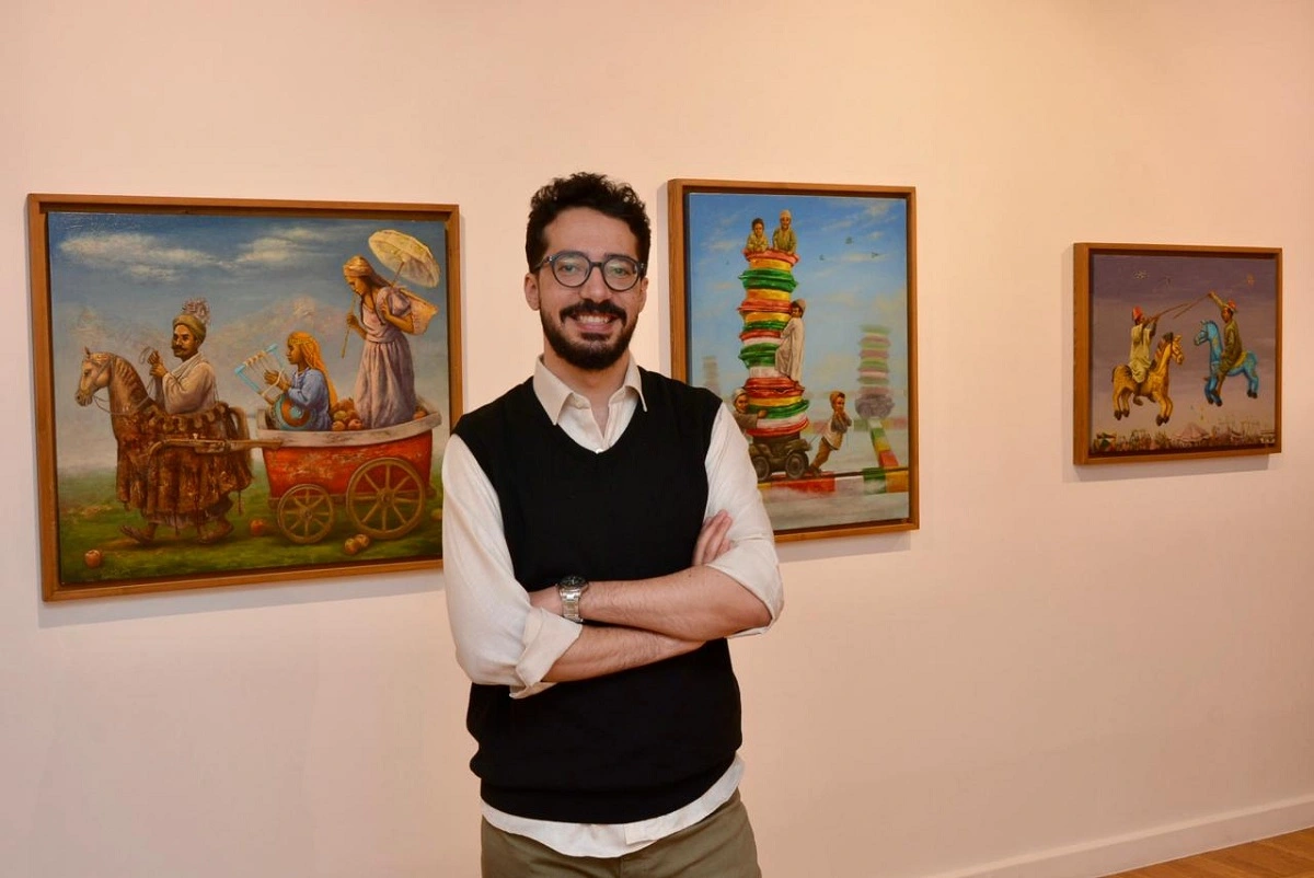 الفنان التشكيلي محمد البحيري من معرضه مولد يا دنيا.. الصورة من البحيري