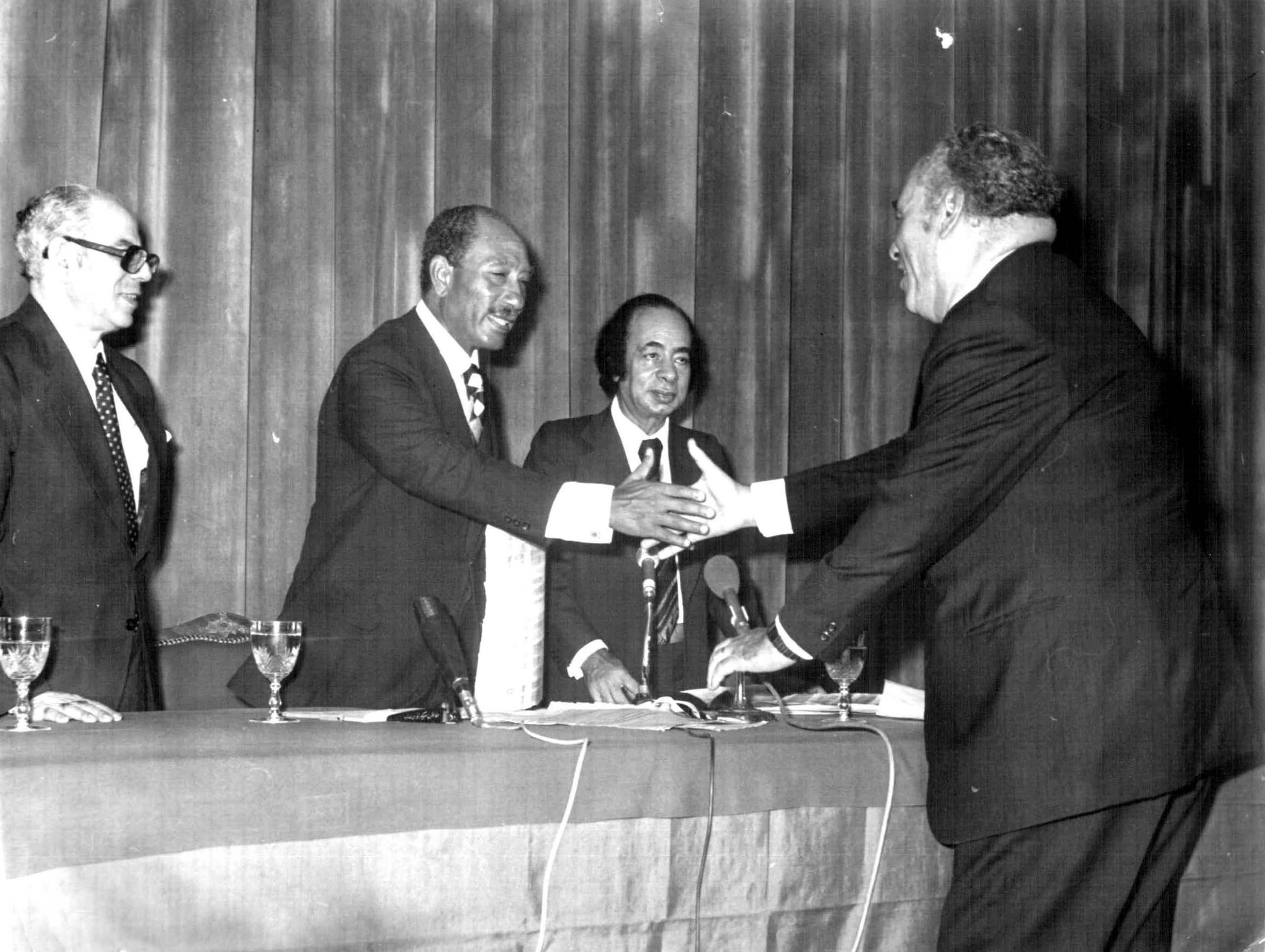 الرئيس السادات يكرم المخرج حسن الإمام.. الصورة من الكاتب