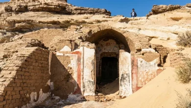 معبد بيريس بالوادي الجديد.. تصوير: هدير محمود، صورة معدلة بالذكاء الاصطناعي