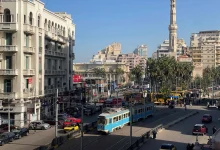 ترام الإسكندرية يدخل إلى محطة الرمل.. تصوير: محمد عوض