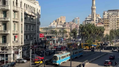 ترام الإسكندرية يدخل إلى محطة الرمل.. تصوير: محمد عوض