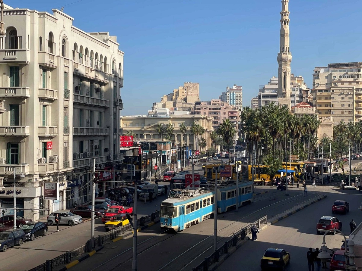 ترام الإسكندرية يدخل إلى محطة الرمل.. تصوير: محمد عوض