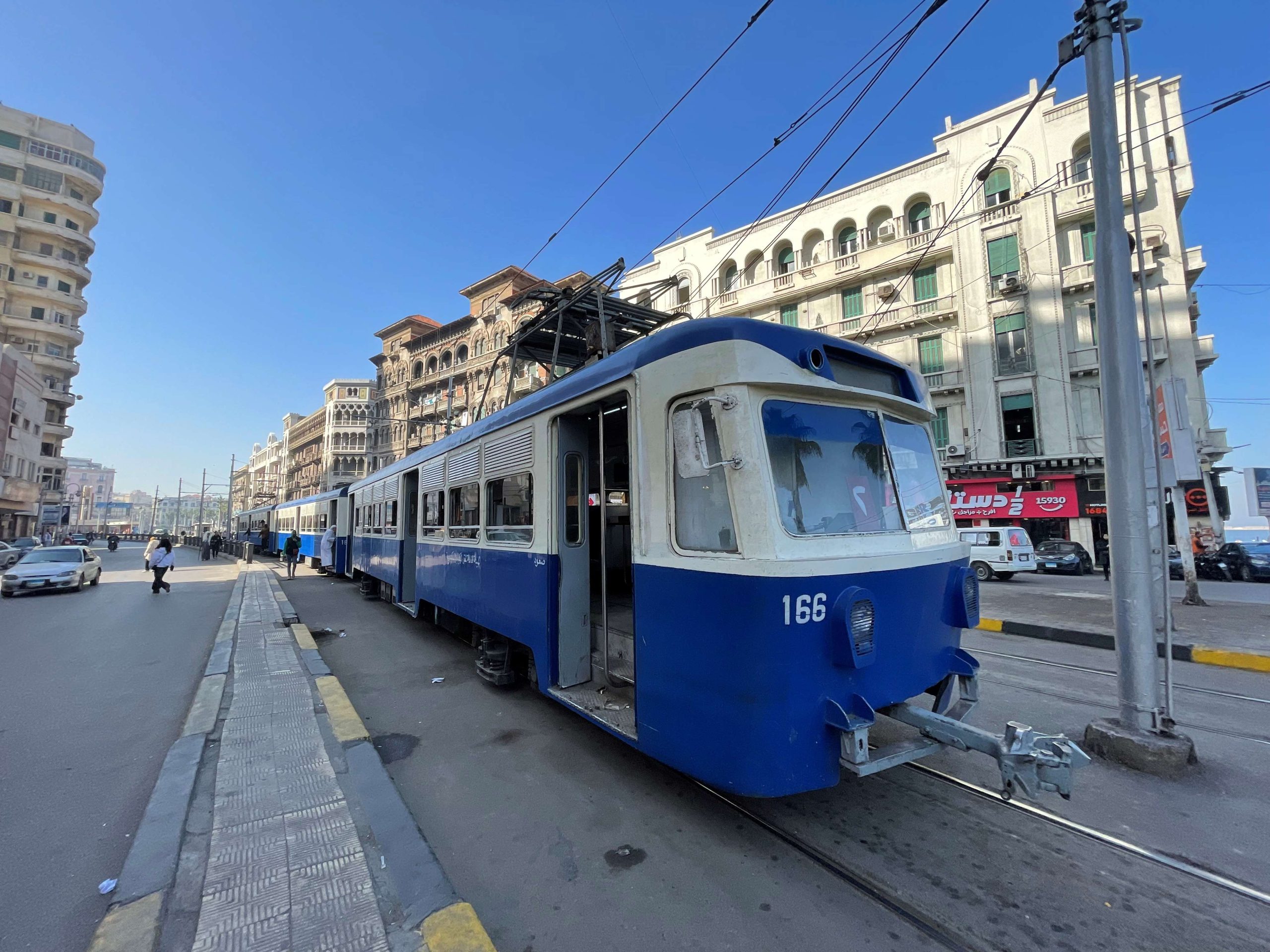 ترام الإسكندرية الأزرق بمحطة الرمل.. تصوير: محمد عوض