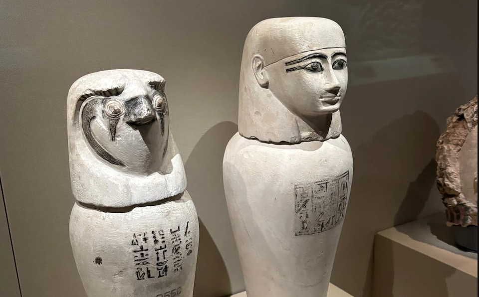 جرار كانوبية من الحجر الجيري من مصر من العصر البطلمي.. الصورة من المتحف البريطاني