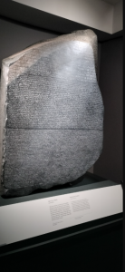 حجر رشيد بمعرض شبكات الماضي بالهند.. المصدر صورة خاصة لموقع etvbharat ولاية ماهاراشترا