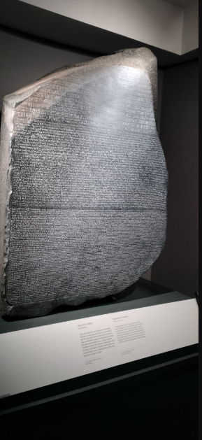 حجر رشيد بمعرض شبكات الماضي بالهند.. المصدر صورة خاصة لموقع etvbharat ولاية ماهاراشترا