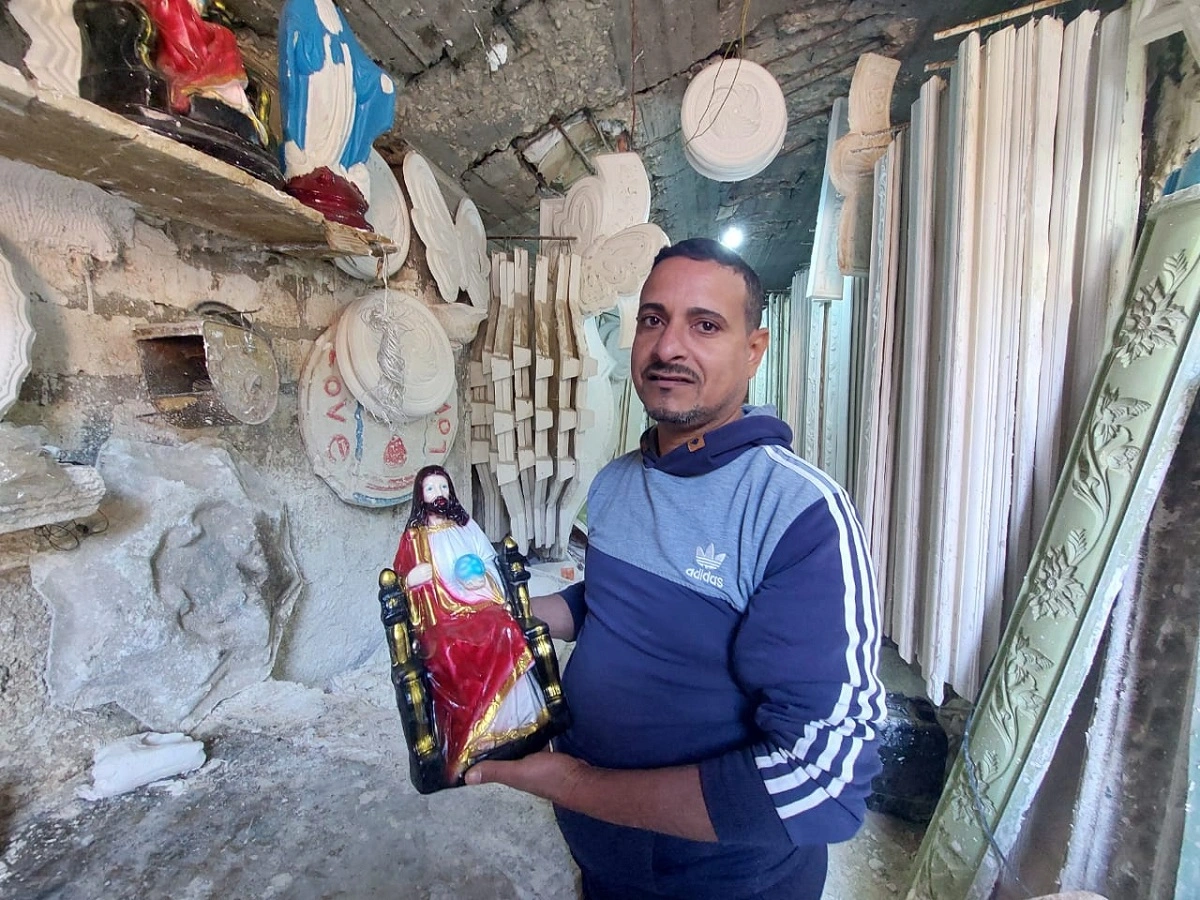 صالح رياض.. صانع مجسمات العذراء بقرية أبو حجر في أسيوط.. تصوير: جاسمين مهني