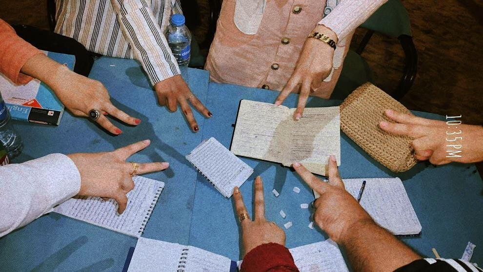 جانب من أنشطة باحة الفنون على شاطئ البحر بمدنية القصير.. الصورة بإذن من مسؤولي الباحة