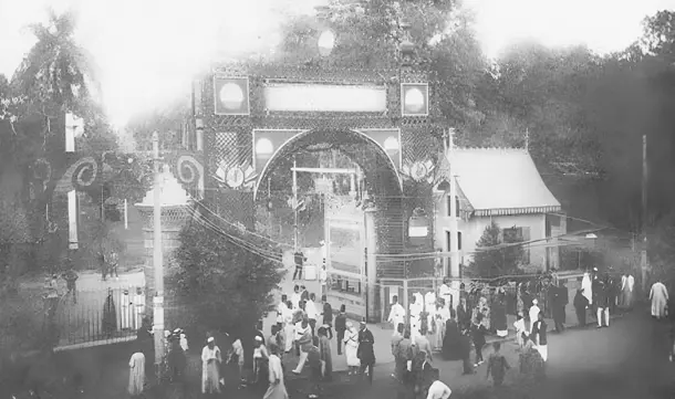 قوس نصر حديقة “الأزبكية”، خلال احتفالات الجالية الفرنسية بعيد 14 يوليو عام 1926. مصدر الصورة: مجلة المصور، العدد 93، 23 يوليو، 1926.