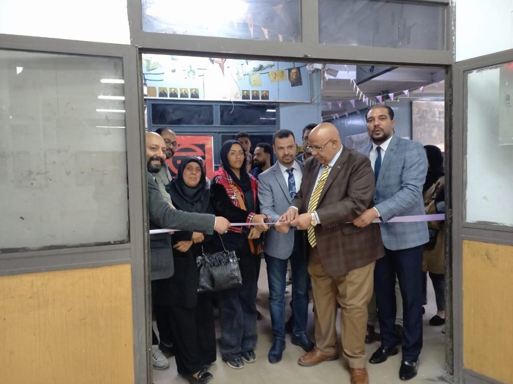 أثناء افتتاح عميد كلية الفنون الجميلة بالأقصر أحد المعارض.. تصوير: أسماء الشرقاوي