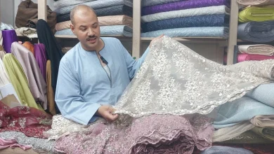 أحد تجار الأقمشة في منطقة الفكرية بالمنيا.. تصوير: أسماء منتصر