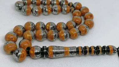 سبحة من اليسر والكهرمان مطعمة بالفضة.. الصورة من صاحب ورشة تصنيع السبح