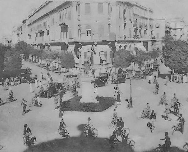 شكل (3. 5): احتشاد راكبي الدراجات حول تمثال “سليمان باشا” لتحية سعد زغلول. مصدر الصورة: المصور، العدد 2، 31 أكتوبر، 1924.