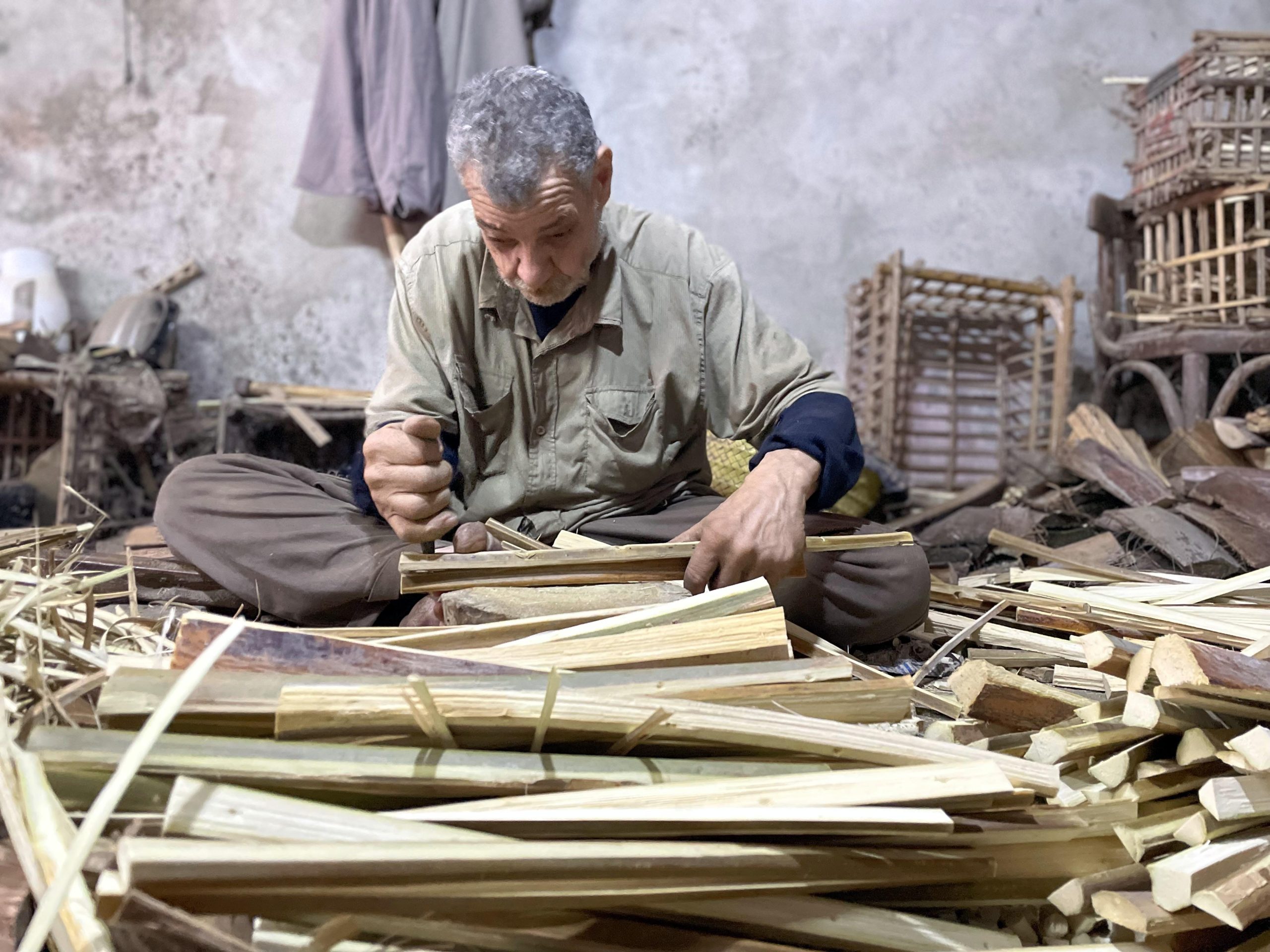 صانع الأقفاص من جريد النخيل.. تصوير: محمد عوض