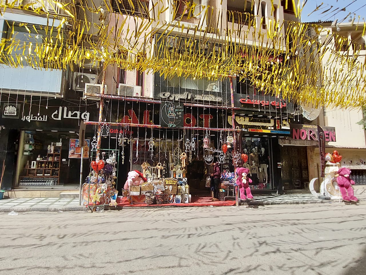 محال وشوارع أسيوط تتزين بفوانيس رمضان.. تصوير جاسمين مهني