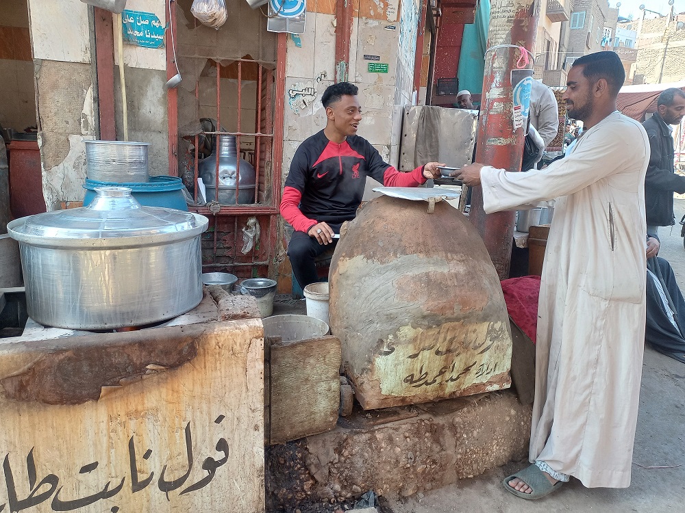 صناعة الفول النابت - الترامسية - تصوير اسماء الشرقاوي فول عائلة الترامسية.. تصوير: أسماء الشرقاوي