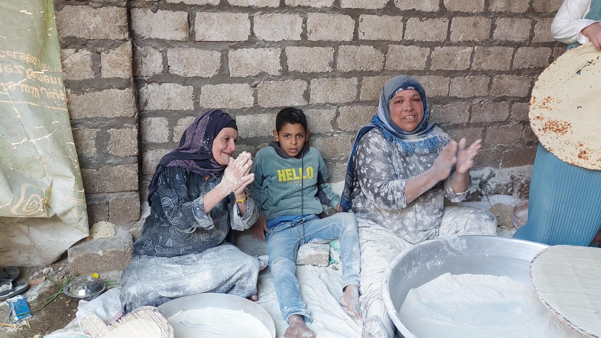 غناء السيدات أثناء خبز عيش البتاو.. تصوير: أسماء منتصر