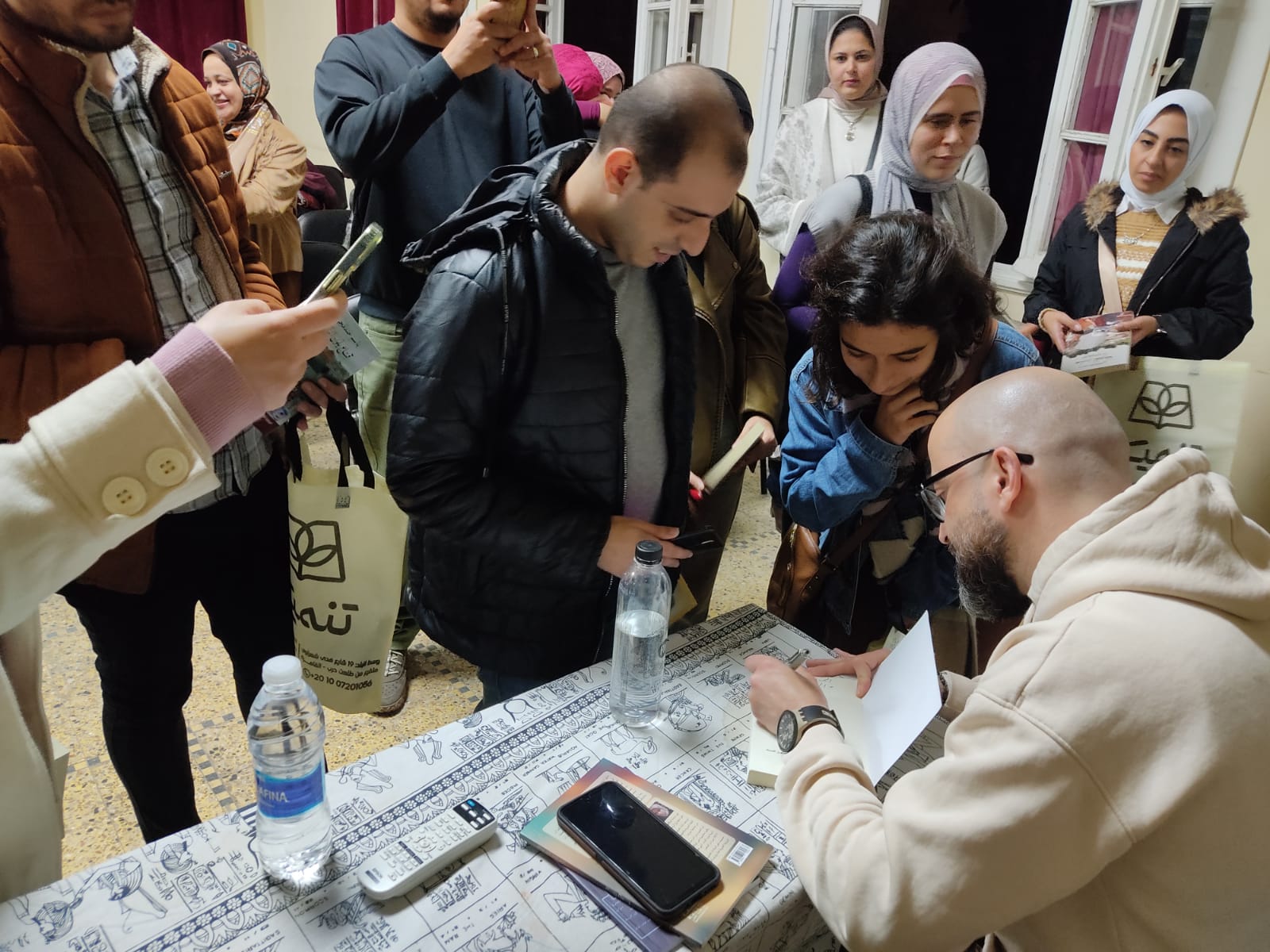 الكاتب الفلسطيني باسم خندقجي يوقع على روايته للجمهور.. تصوير: دعاء عبدالحميد