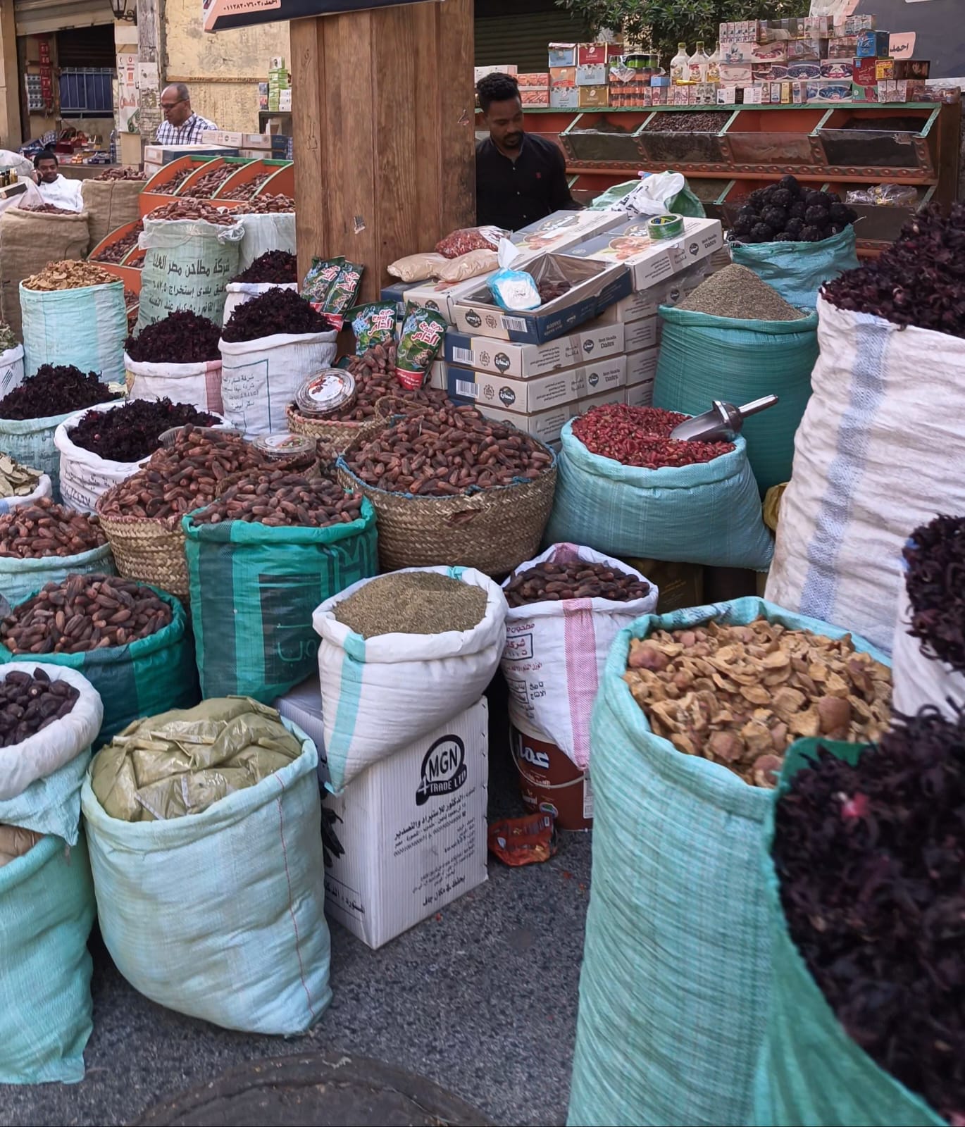 أجولة العطارة والياميش في السوق السياحي.. تصوير: وفاء أمين