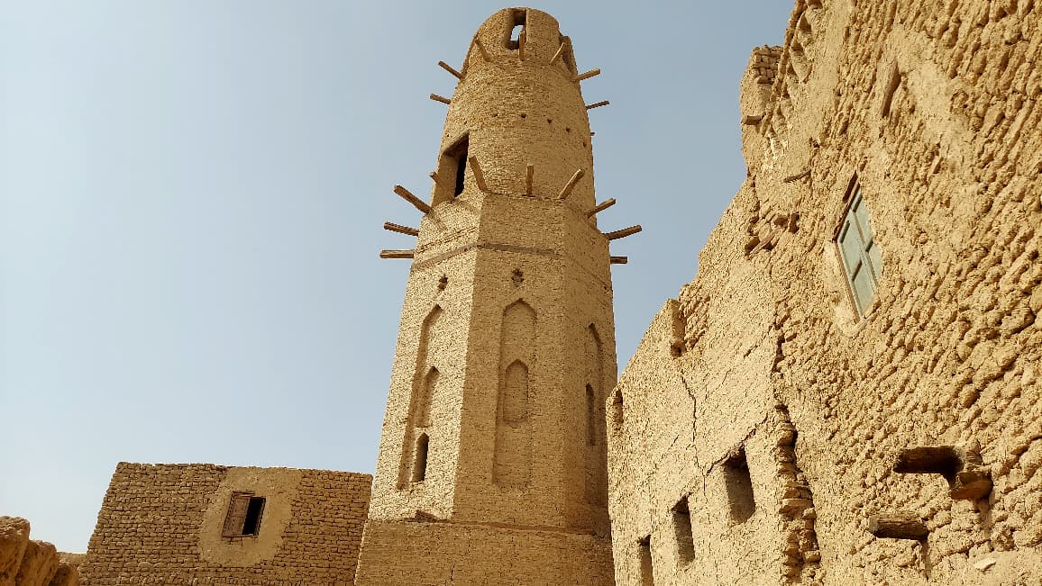 مئذنة مسجد نصر الدين بقرية القصر الإسلامية.. تصوير: هدير محمود