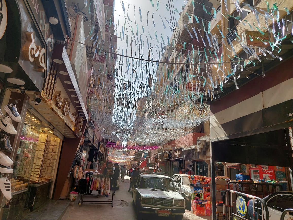 محال وشوارع أسيوط تتزين بفوانيس رمضان.. تصوير جاسمين مهني