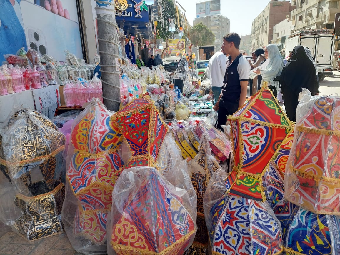 زينة وفوانيس شوارع أسيوط.. تصوير جاسمين مهني