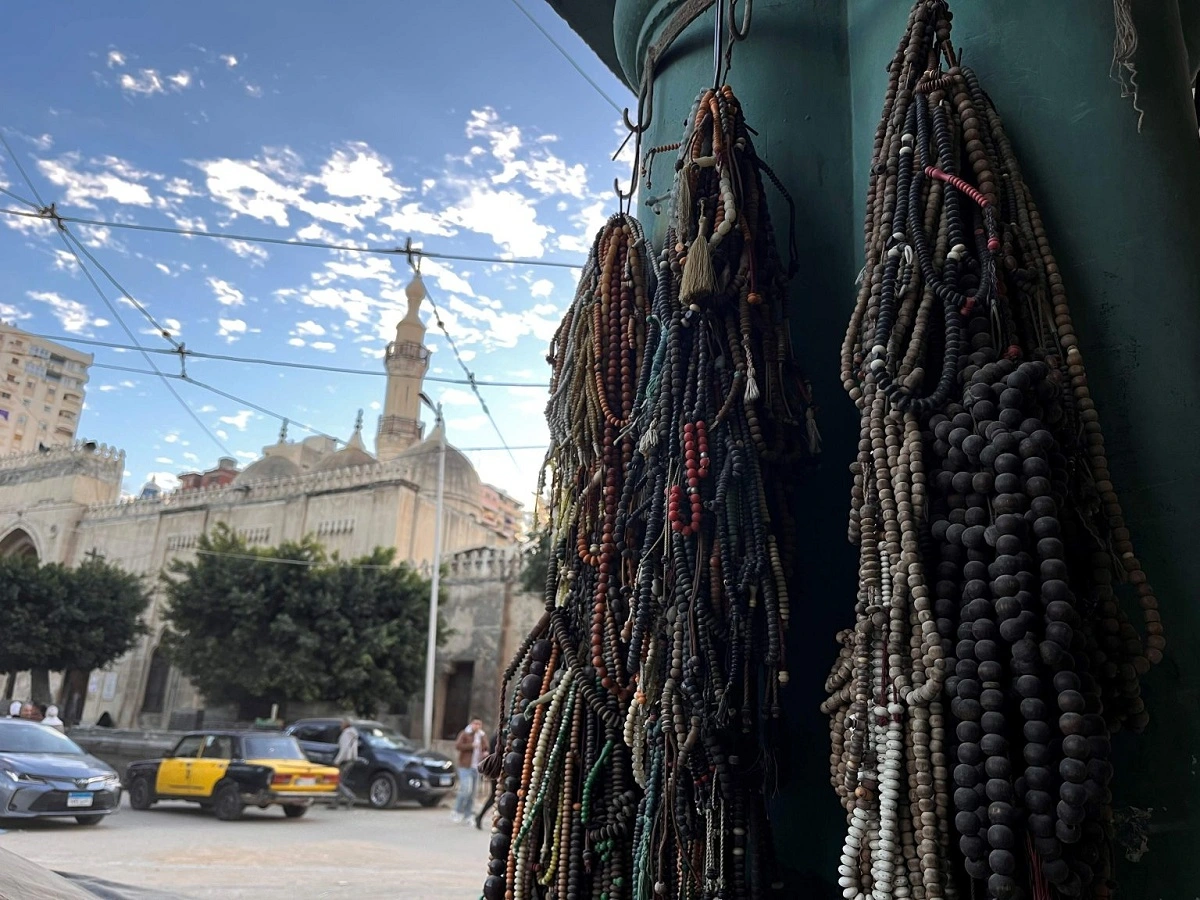 صناعة السبح اليدوية.. تصوير: محمد عوض