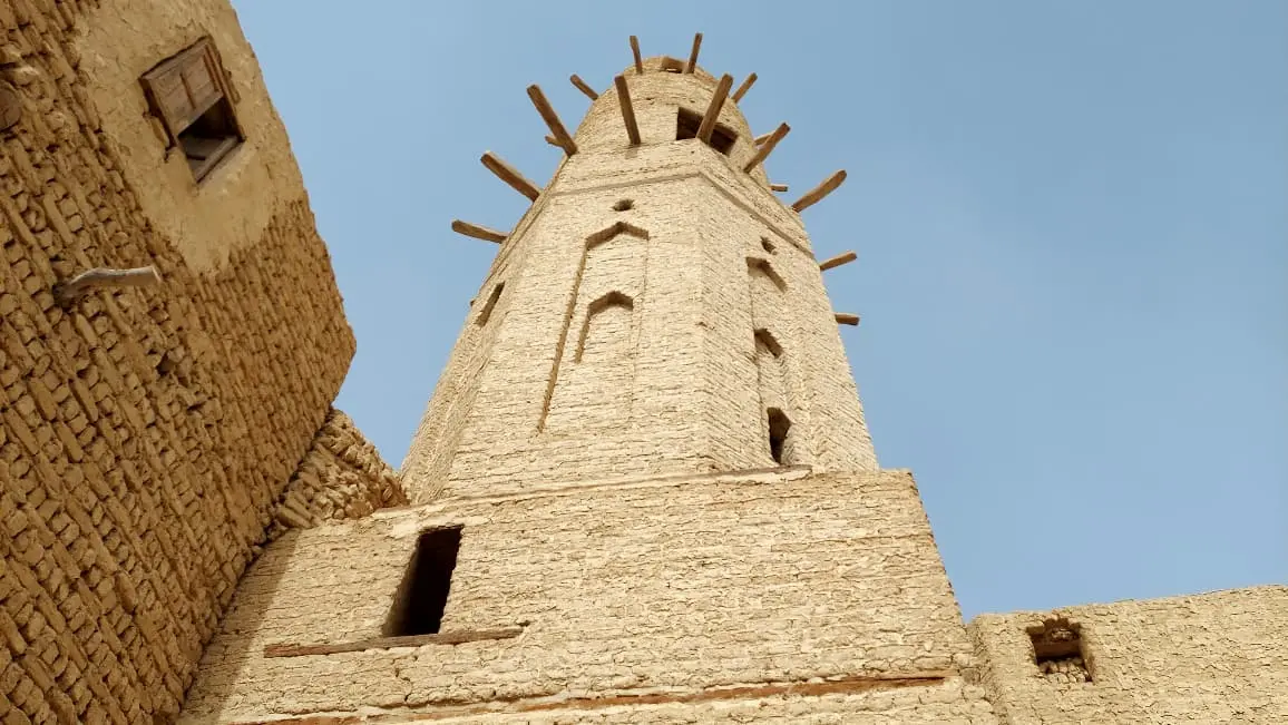 مئذنه مسجد نصر الدين بالقصر الإسلامية بمركز الداخلة.. تصوير: هدير محمود