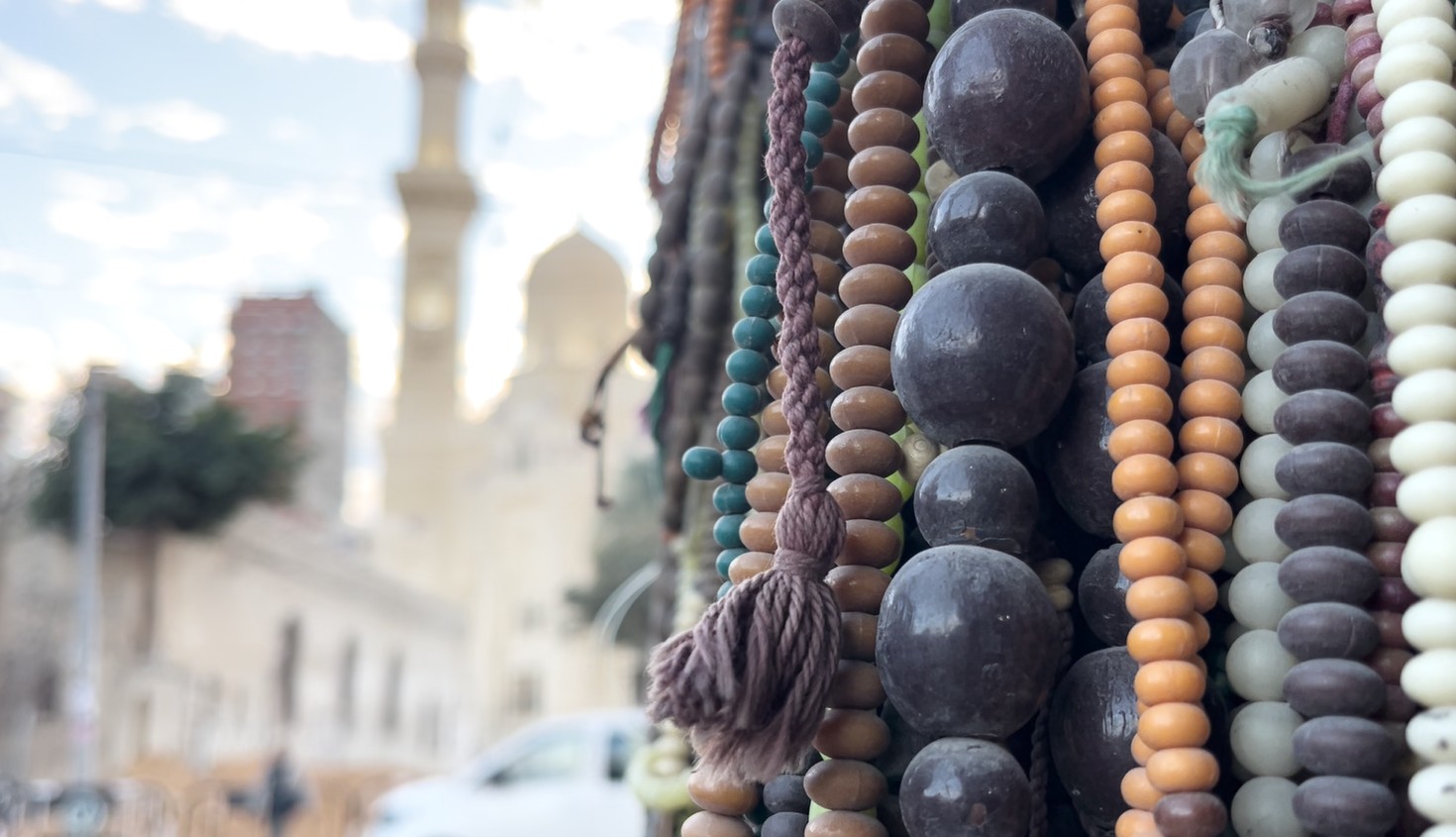 مقتنيات وسبح بخامات عتيقة.. تصوير: محمد عوض