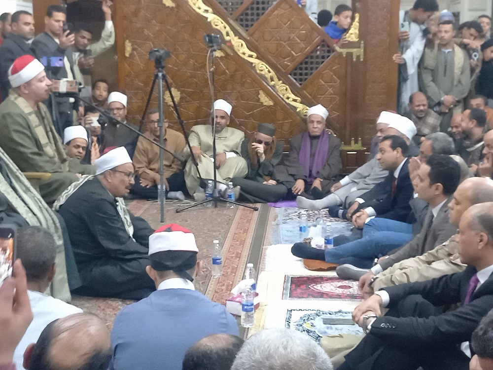 الشيخ طه النعماني ومحافظ قنا يحيون حفل ليلة النصف من شعبان بمولد سيدي عبد الرحيم القناوي.. تصوير: أسماء الشرقاوي