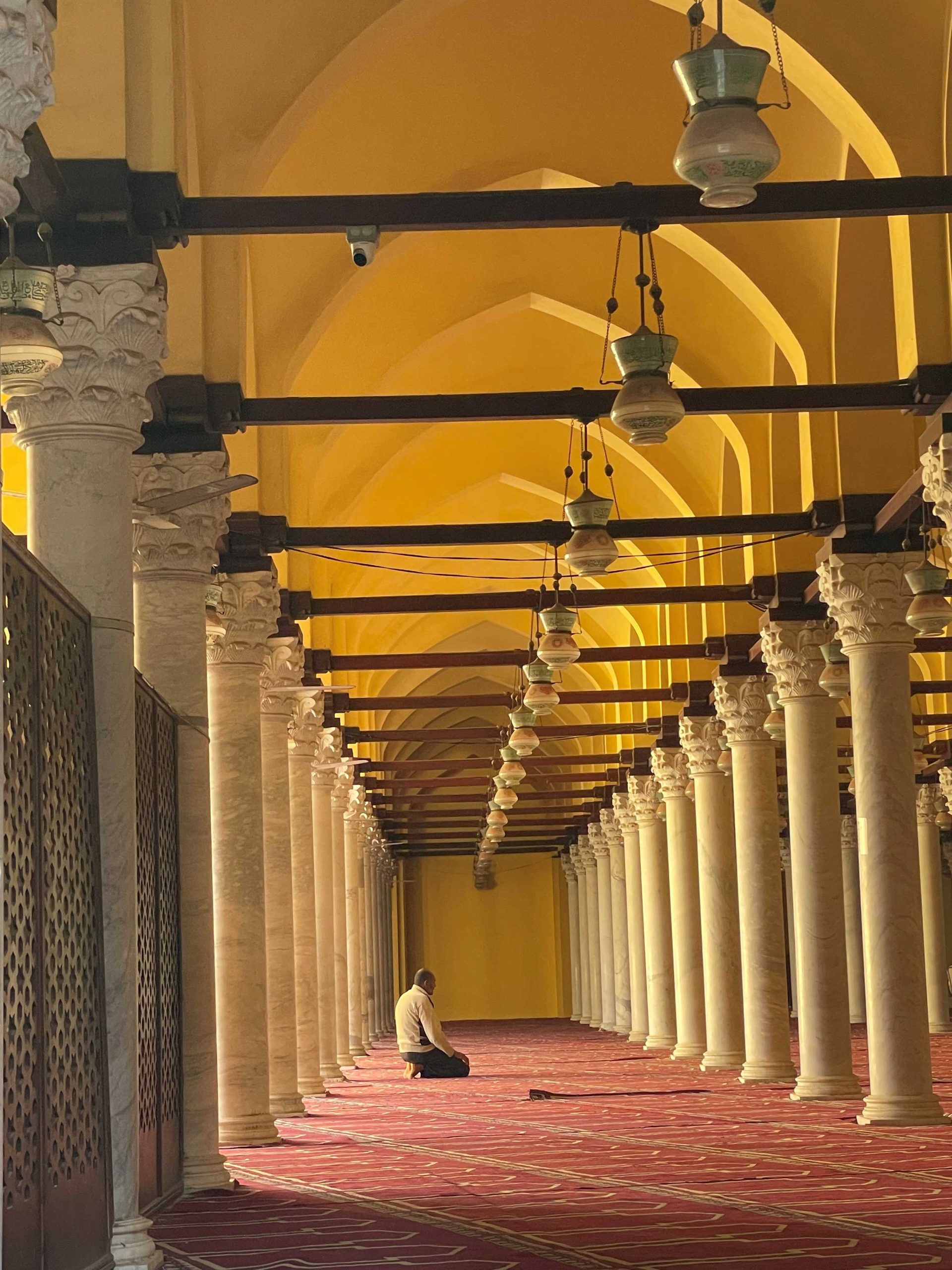 صلاة في ساحة المسجد تصوير محمد عوض صلاة في ساحة المسجد.. تصوير: محمد عوض
