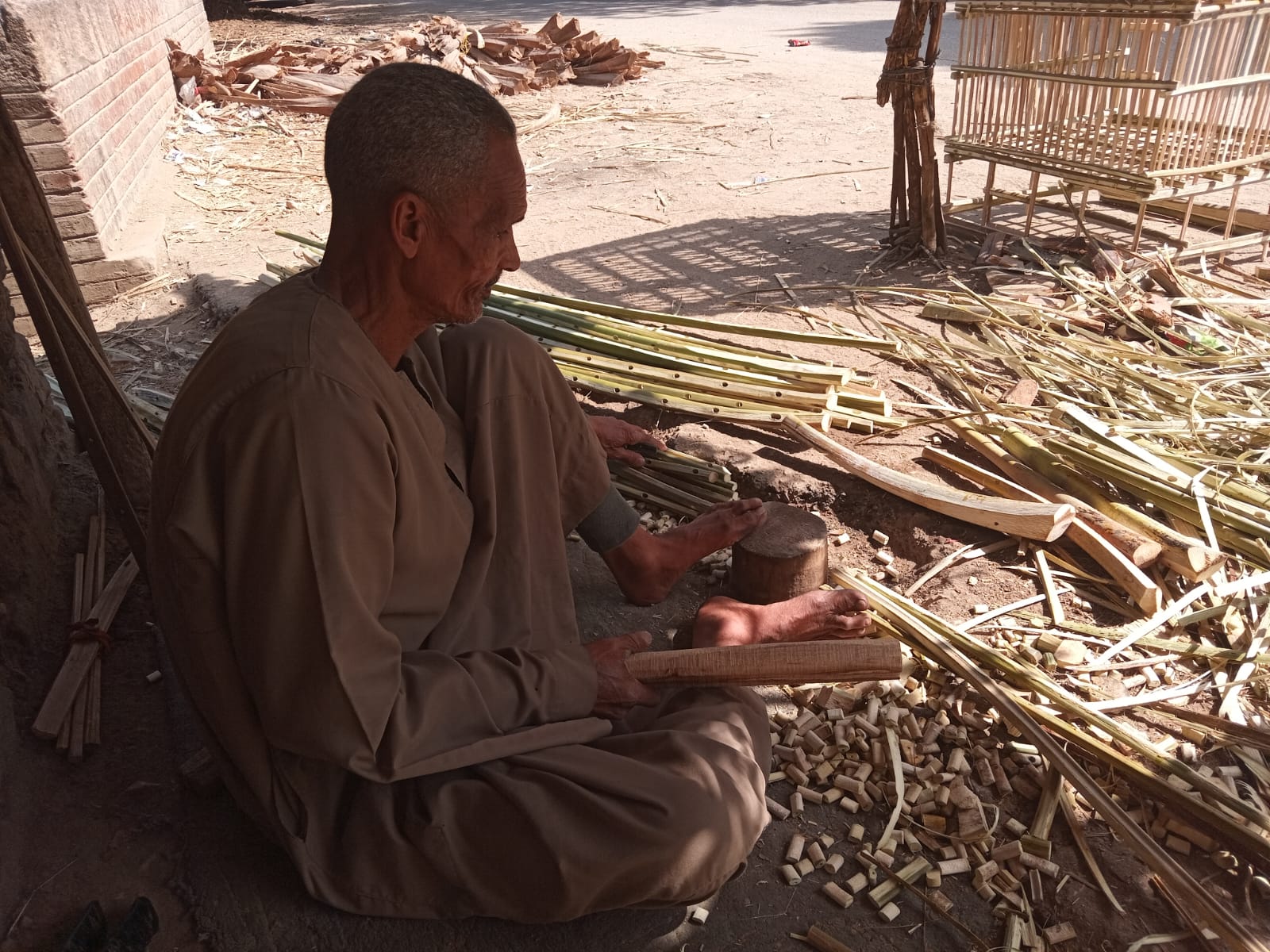 صناعة فانوس جريد النخيل.. تصوير: أماني خيري