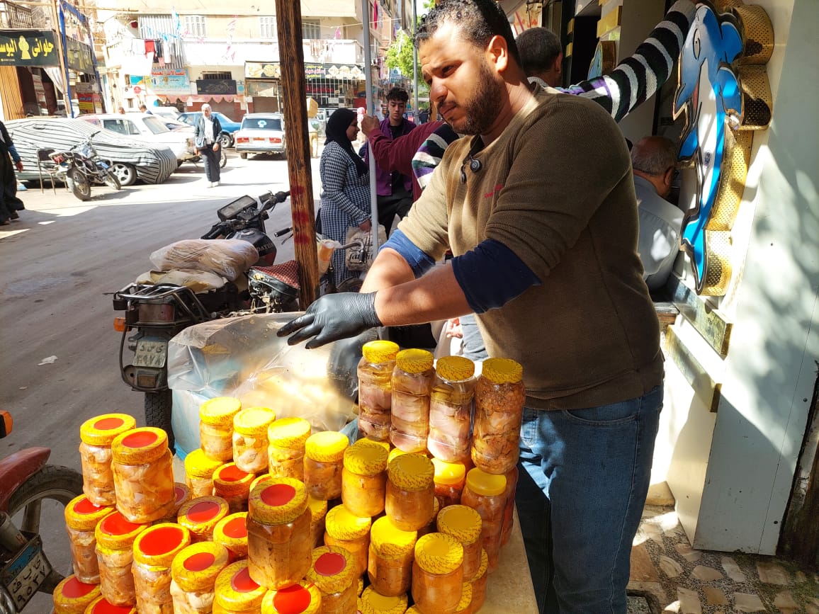 مع اقتراب عيد الفطر...الفسيخ يزاحم كحك العيد على موائد الأسايطة تصوير جاسمين مهنى
