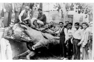 تمثال الجندي المجهول (الأنزاك) من أمام فندق كازبنو بالاس أمام مجرى قناة السويس.. تصوير: المصور الإيطالي إيتوري موسكاتيللي.. مصادر مفتوحة