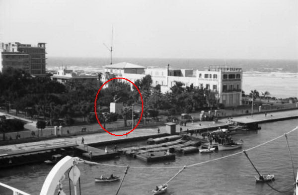 تمثال الجندي المجهول (الأنزاك) من أمام فندق كازبنو بالاس أمام مجرى قناة السويس.. تصوير: المصور الإيطالي إيتوري موسكاتيللي.. مصادر مفتوحة