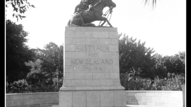 تمثال الجندي المجهول (الأنزاك) من أمام فندق كازبنو بالاس أمام مجرى قناة السويس.. تصوير: المصور الإيطالي إيتوري موسكاتيللي.. مصادر مفتوحة