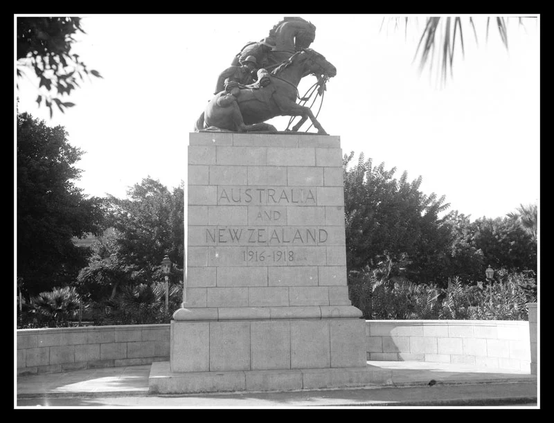 تمثال الجندي المجهول (الأنزاك) من أمام فندق كازبنو بالاس أمام مجرى قناة السويس.. تصوير: المصور الإيطالي إيتوري موسكاتيللي.. مصادر مفتوحة