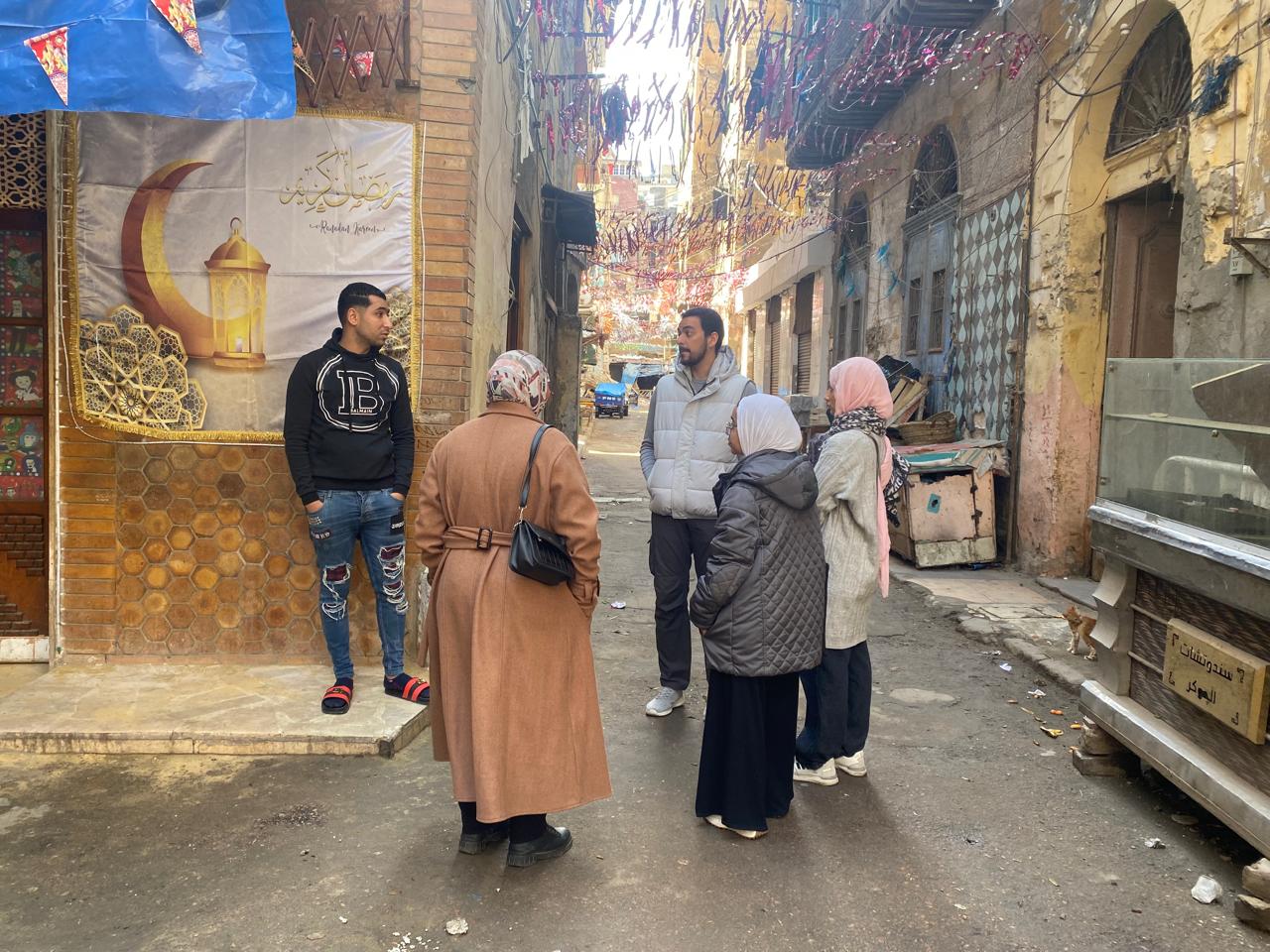 صورة أثناء جولة إسلام مع بعض أعضاء الأرشيف.. تصوير: ميرنا جوهر