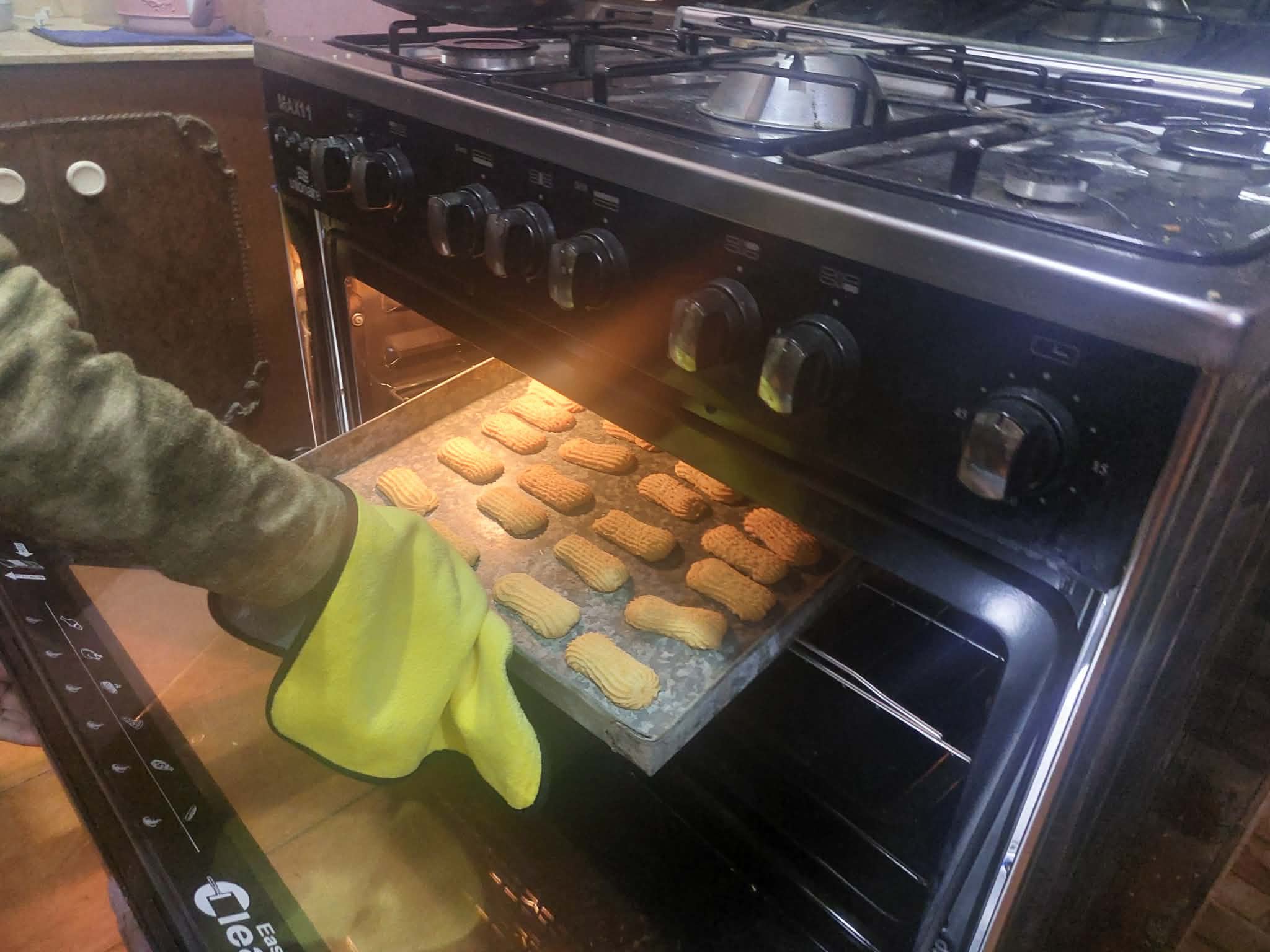 ستات البيوت يالمنيا يصنعون كحك العيد - تصوير أسماء منتصر