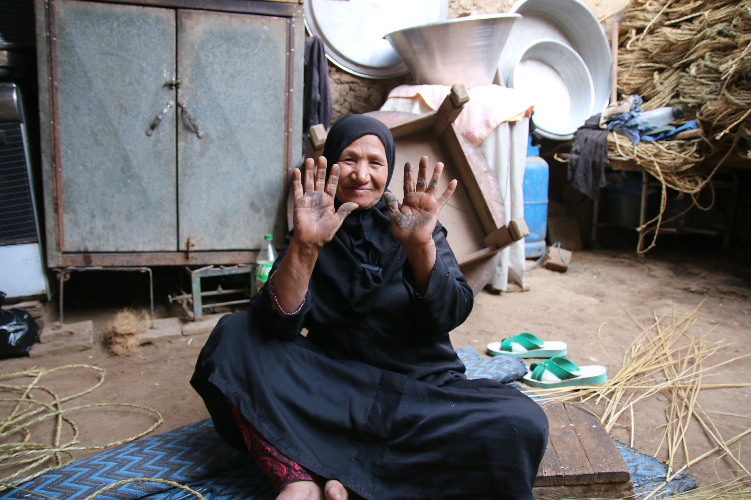 الحاجة رحمة أثناء صناعة حبال الحلف - تصوير أبوالحسن عبدالستار