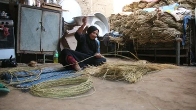 الحاجة رحمة أثناء فتل الحبال في منزلها.. تصوير: أبوالحسن عبدالستار