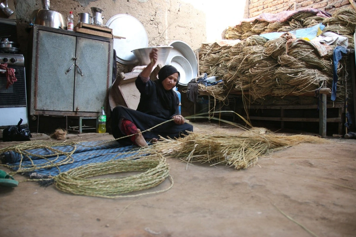 الحاجة رحمة أثناء فتل الحبال في منزلها.. تصوير: أبوالحسن عبدالستار