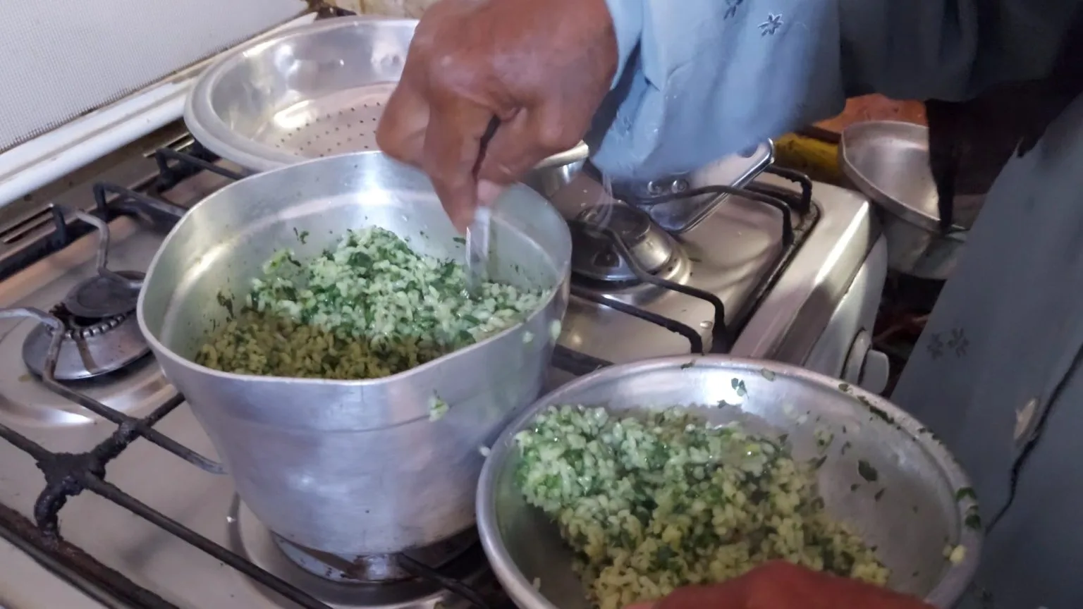 تحضير أكلة الرز الخضار الواحاتية.. تصوير: هدير محمود