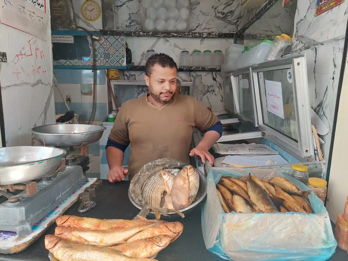 الفسيخ والرنجة وجبة تزاحم كحك العيد في أسيوط.. تصوير: جاسمين مهنى