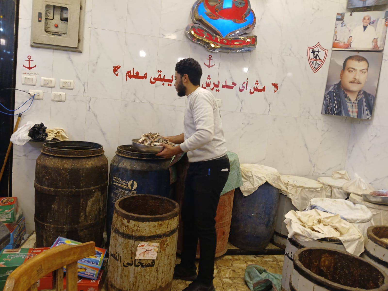 صناعة وتعبئة الفسيخ.. تصوير: محمود دوير