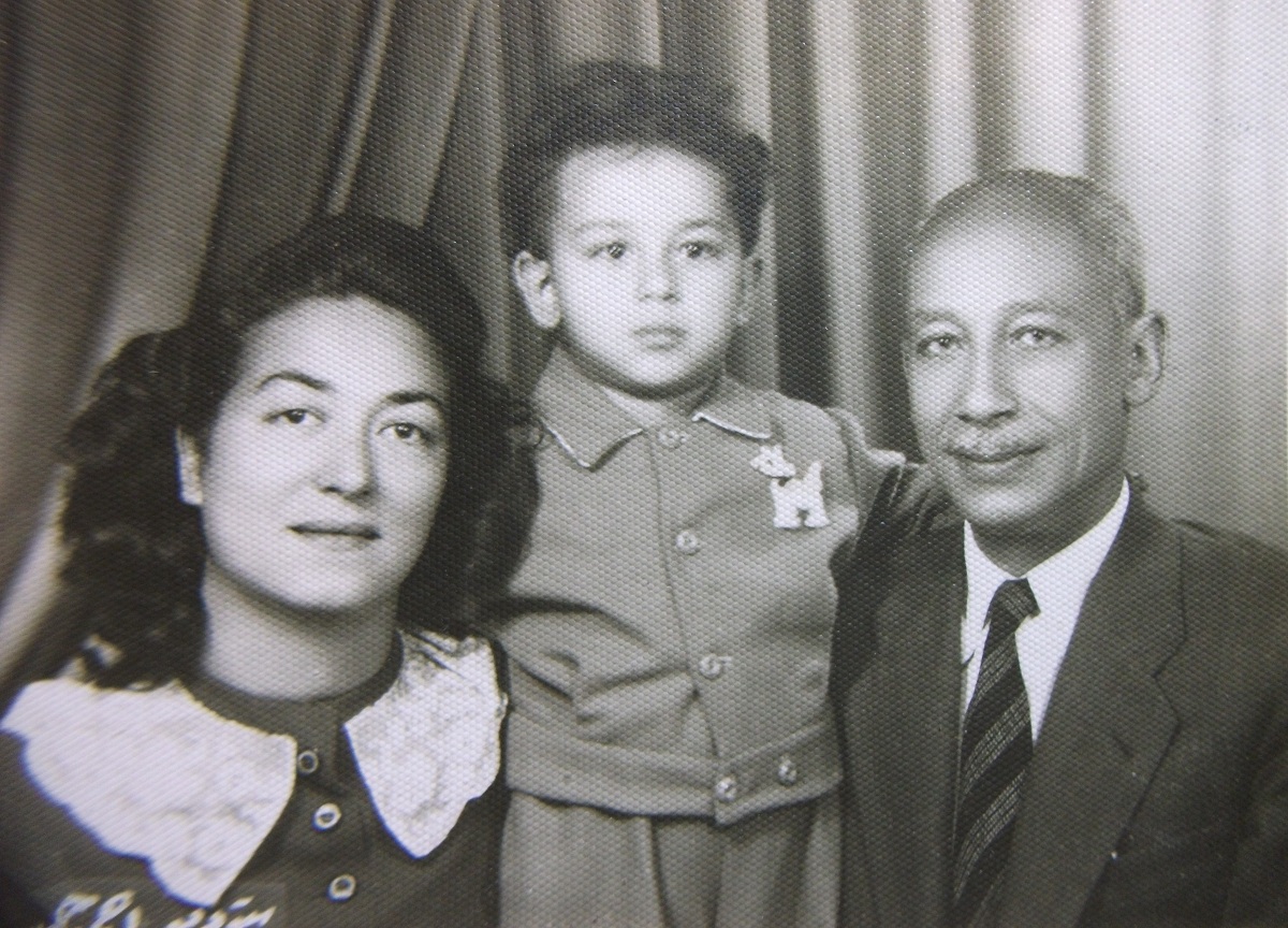 صورة عائلية للفنان مع والديه.. من أرشيفه