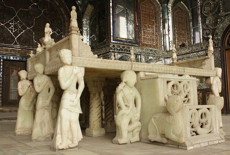 عرش رخامي في قصر جولستان.. مشاع إبداعي