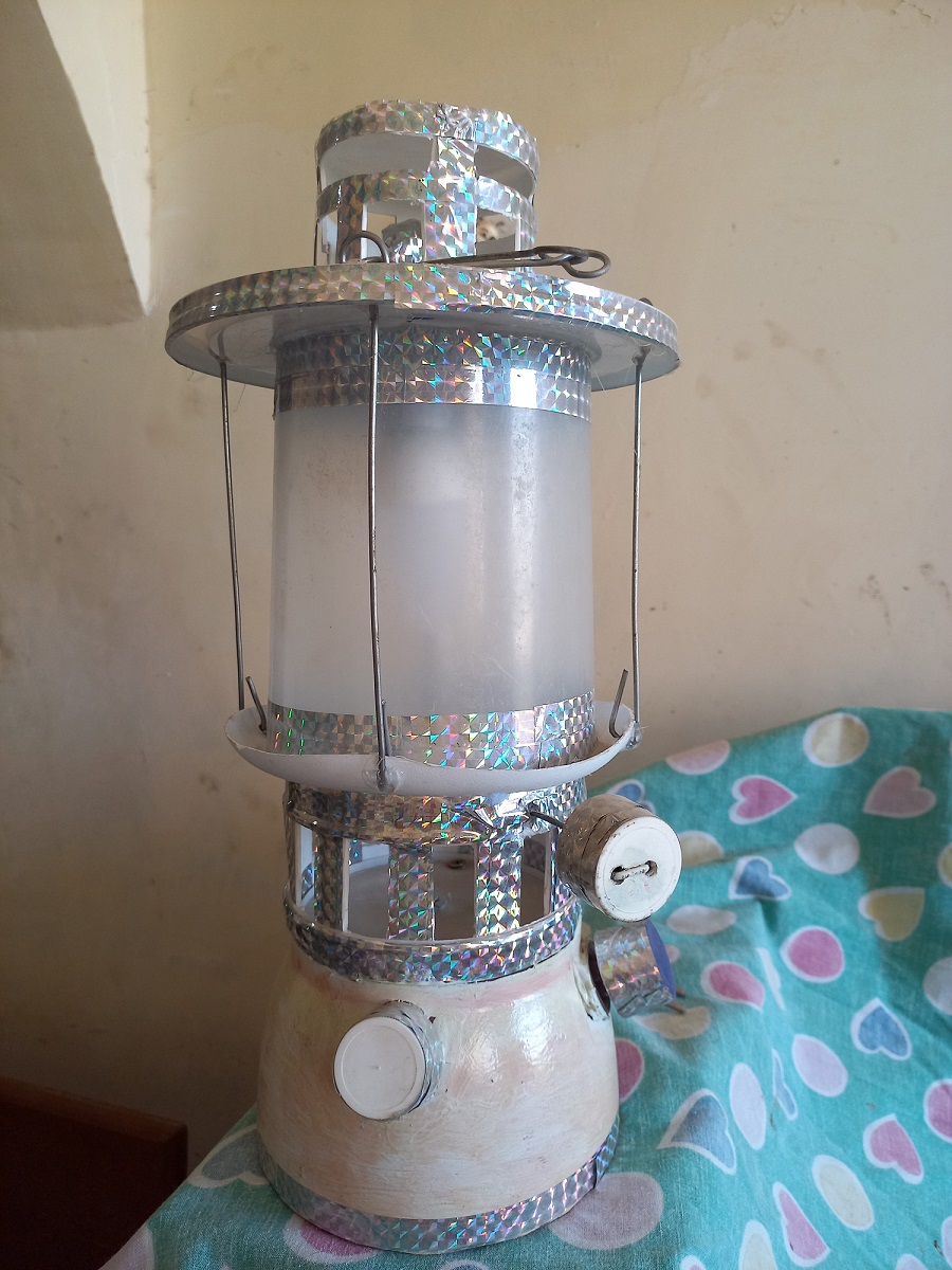 فانوس الجاز زمان مصنوع بيد عم علي القاضي بقوص.. تصوير: أسماء الشرقاوي